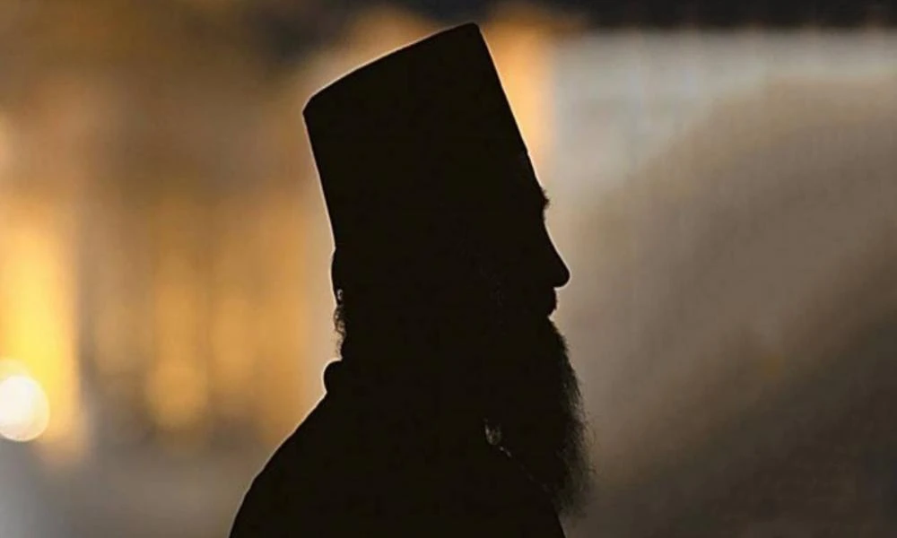 Χανιά: Ο 74χρονος ιερέας κατηγορείται για 50 χρόνια ενδοοικογενειακής κακοποίησης – Ξυλοδαρμούς, βιασμούς και λεκτική βία κατέγραφε στο ημερολόγιό της η σύντροφός του